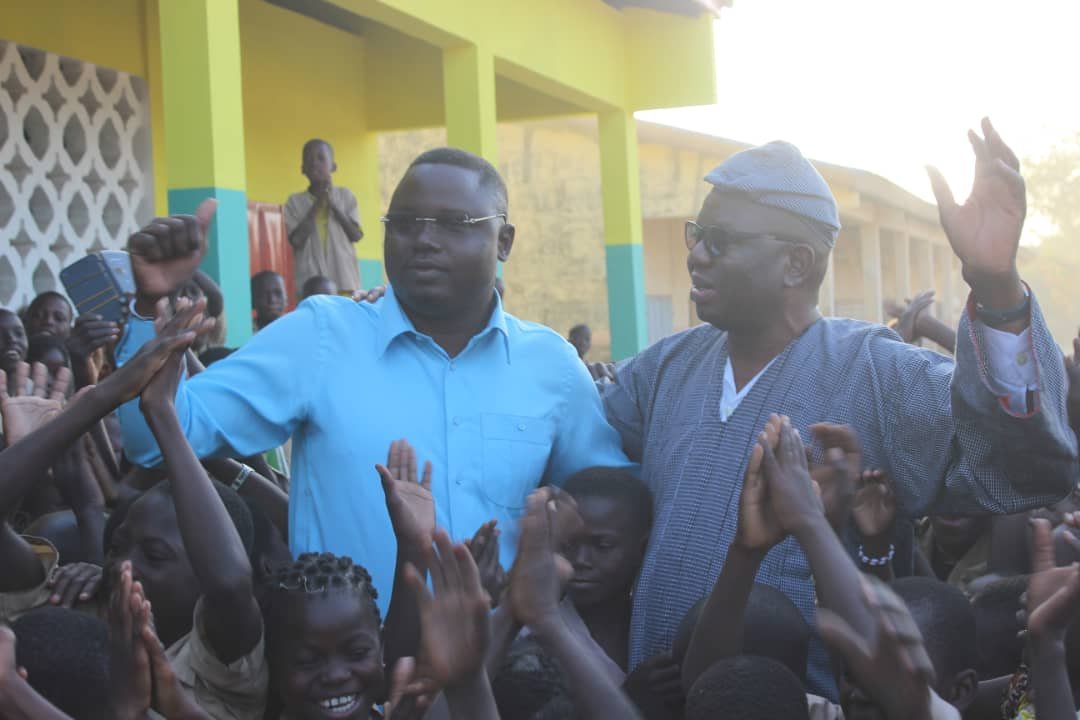 Le président Luc Atrokpo et le maire Bio Sarako Tamou inaugurent des salles de classes à l’EPP Dèrou Garo