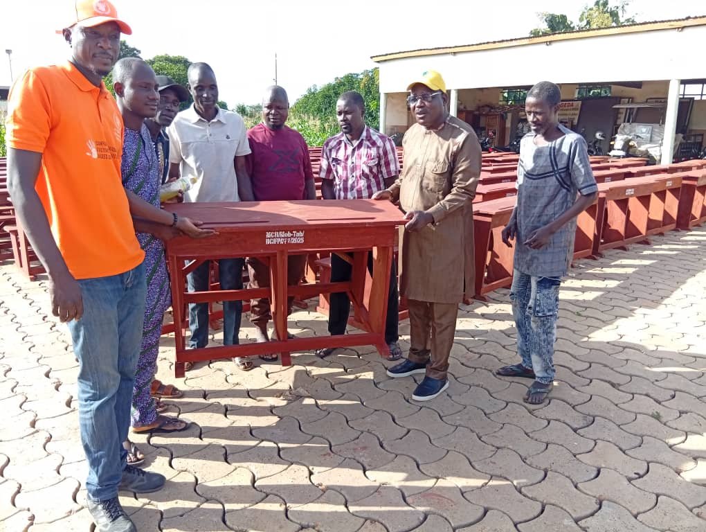 La mairie de Banikoara dote plusieurs CEG de tables-bancs